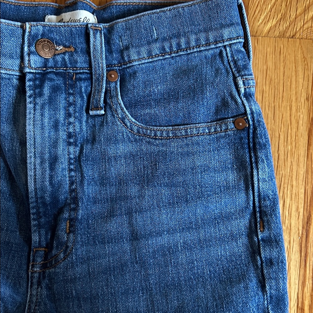 Madewell women’s Straight-Leg Denim Jeans in Blue - Picture 8 of 9